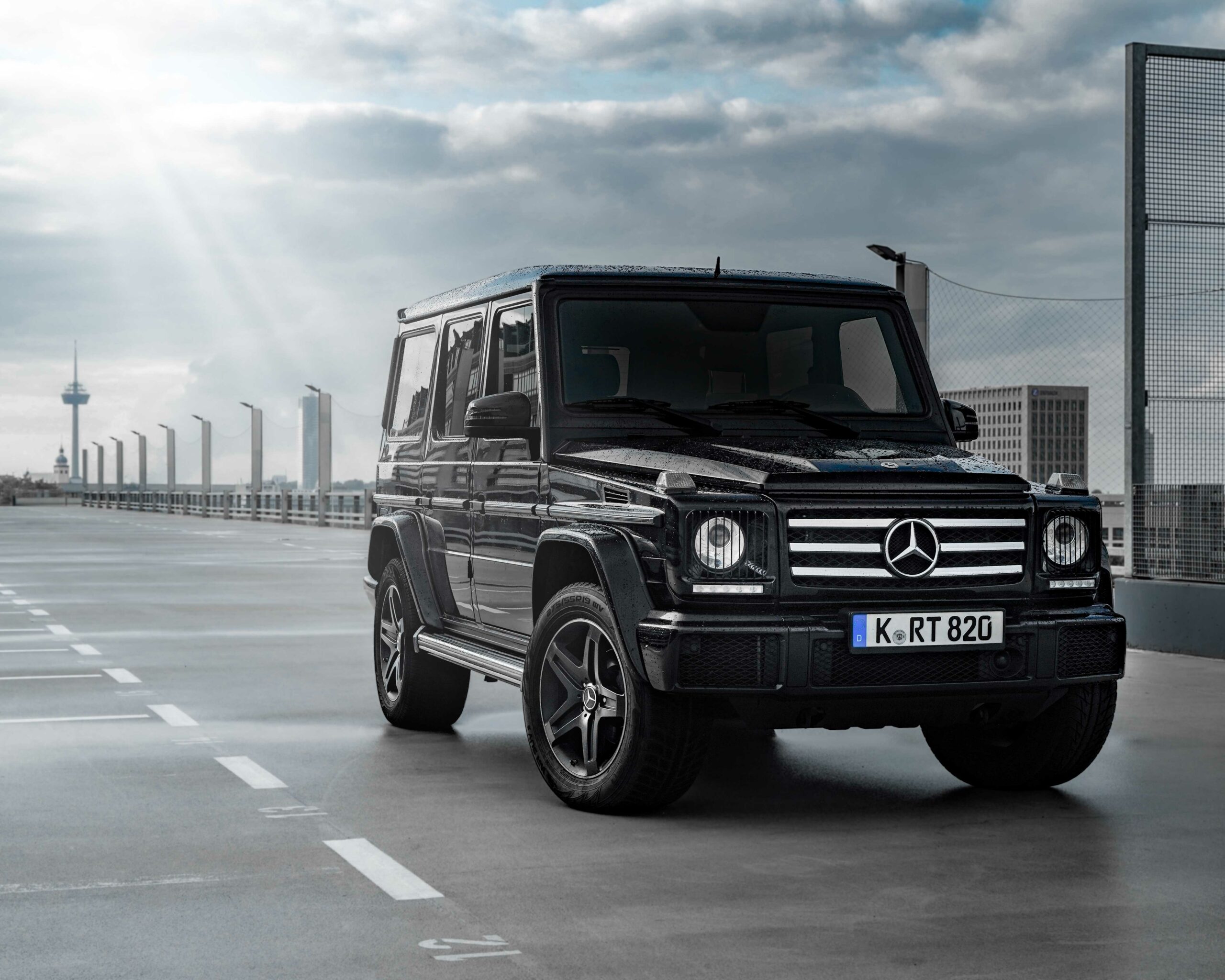 Mercedes G500 side view rent time front view parking slot cologne