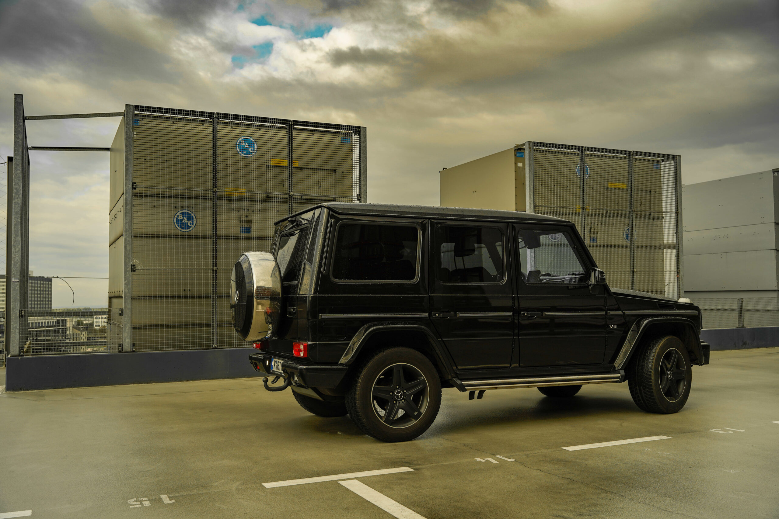Mercedes G500 side view rent time side view parking slot